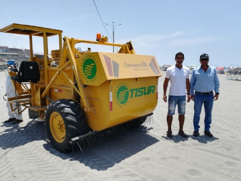 Alcalde electo Edgar Rivera concreta entrega de máquina para limpieza de playas