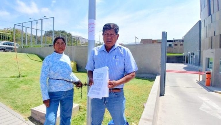 Esposa de proveedor se encadena en el Gobierno Regional Moquegua  