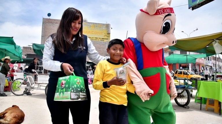 Credicoop agasaja a miles de niños con juguetes, chocolatadas, panetón y electrodomésticos