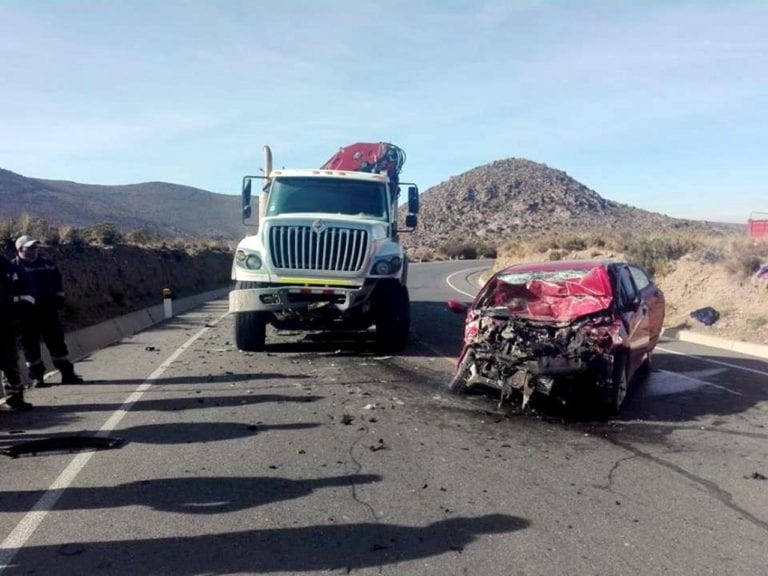 Tragedia en Moquegua: Mujer muere tras violento choque entre automóvil y camión grúa
