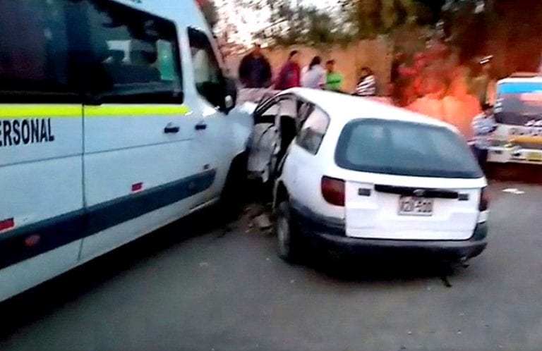 Combi y automóvil protagonizan accidente en Moquegua