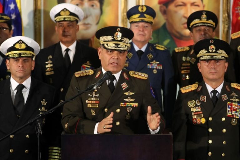 Maduro se apoya en los militares ante respaldo internacional a opositor Guaidó