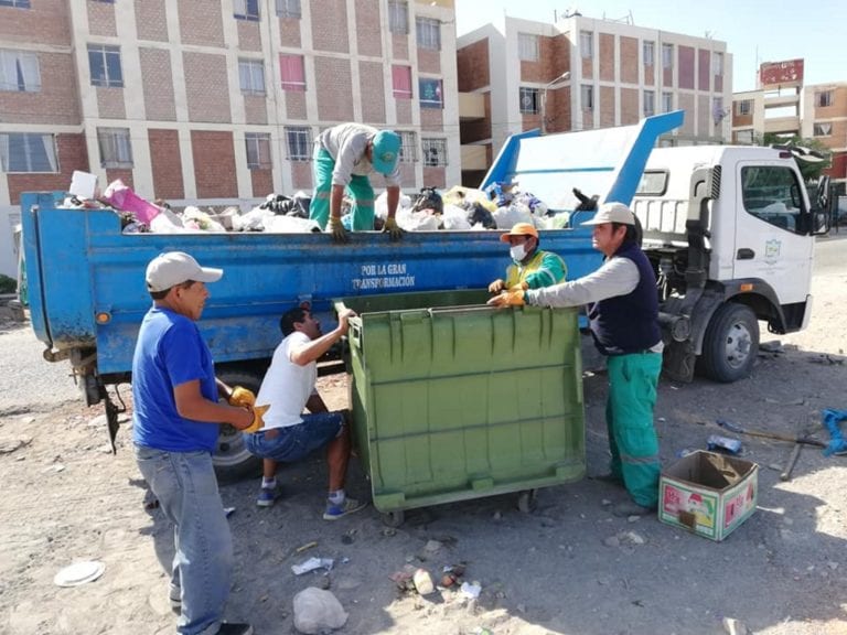 Alcalde Rivera participa en limpieza en Enace y lleva agua potable a Chucarapi