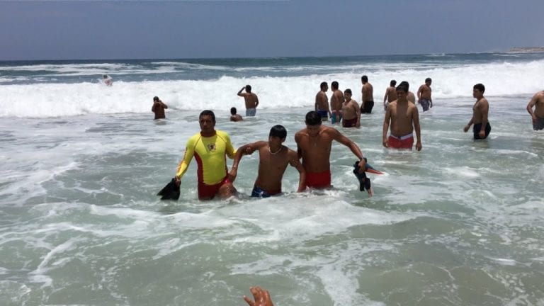 Salvan a moqueguano de morir ahogado en playa Platanales