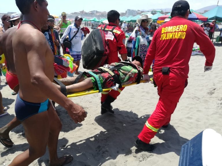 Salvan a dos hermanos de morir ahogados en la segunda playa