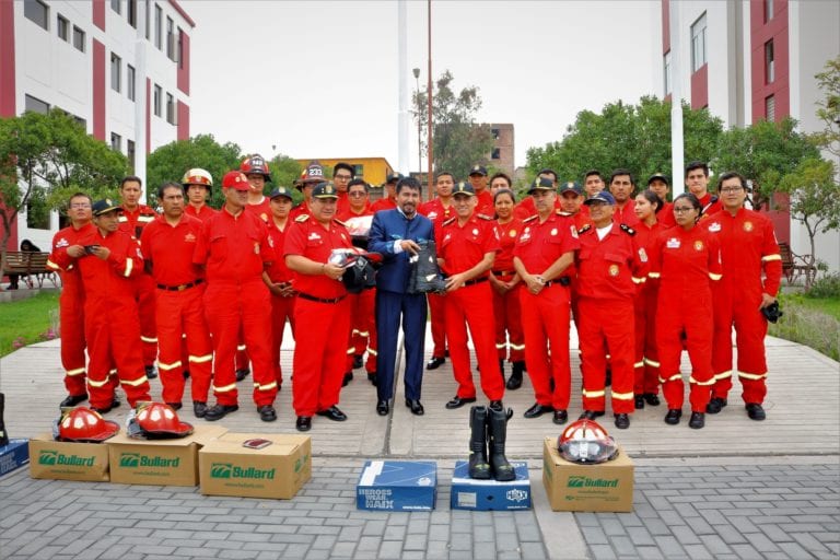 Cáceres Llica entrega implementos a bomberos de Arequipa