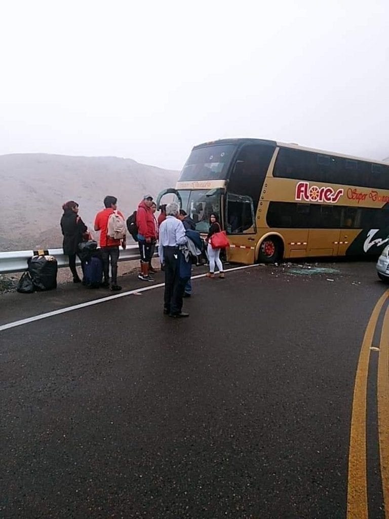 Bus de Flores que iba de Ilo a Arequipa chocó con minivan