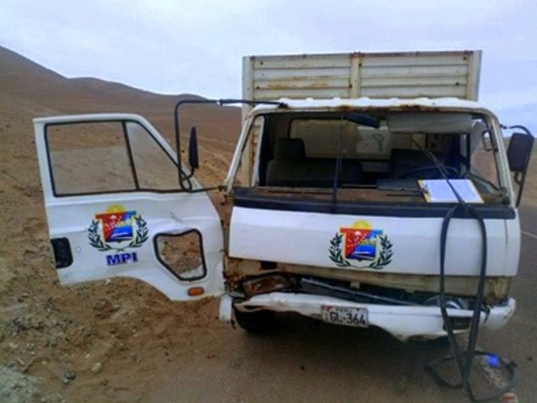 Camión de municipio de Ilo vuelca y tres resultan heridos