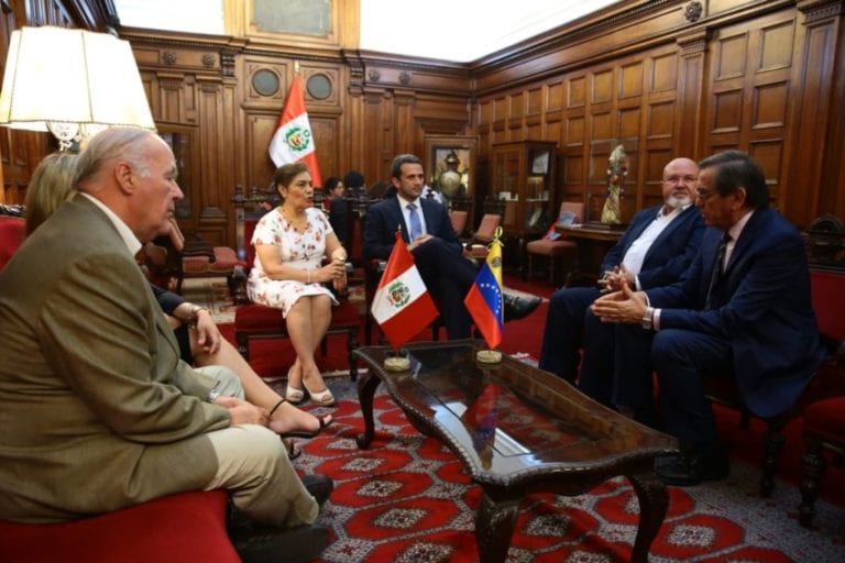 Representante diplomático de Venezuela en el Perú visita el Congreso