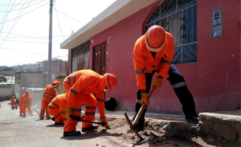 Cuadrilla de trabajadores limpia vías de principales calles de Moquegua afectadas por lluvias