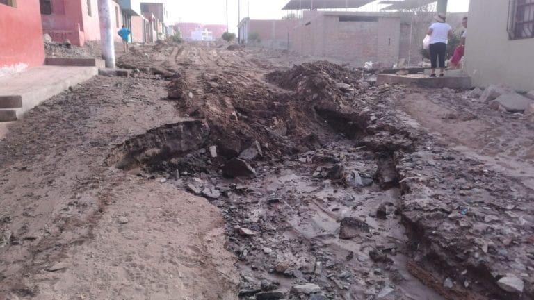 Nuevo desborde del canal de agua en el barrio Inclán causa zozobra en la población