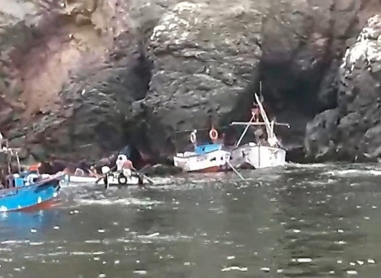 Dos embarcaciones pesqueras chocan contra rocas en desembarcadero