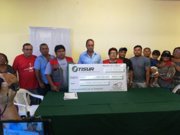 Tisur entrega cheque por 22 mil soles a pescadores artesanales