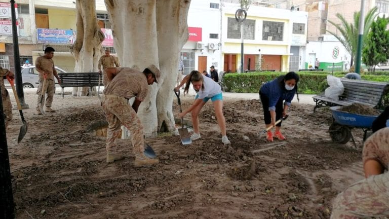 Vecinos se unen a limpieza de plaza de Aplao