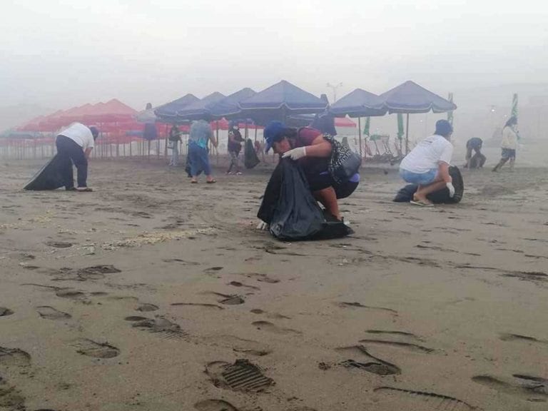 Realizan jornada de limpieza en playas de Mollendo