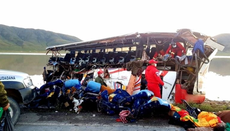 Al menos 24 muertos y 15 heridos dejó el choque entre un bus y un camión en Bolivia