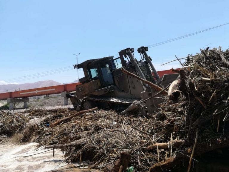 Máquina que limpiaba el rio Osmore quedó atrapada