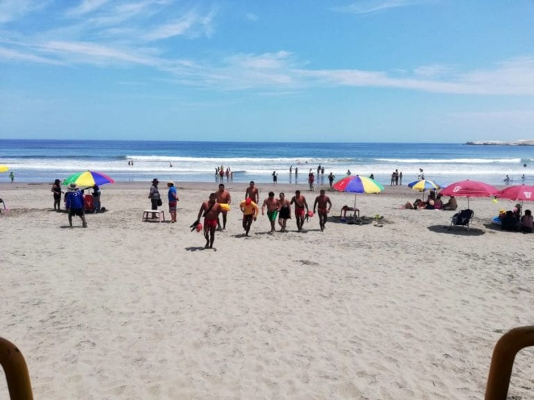 Salvan a arequipeño de morir ahogado en playa Pozo de Lisas 