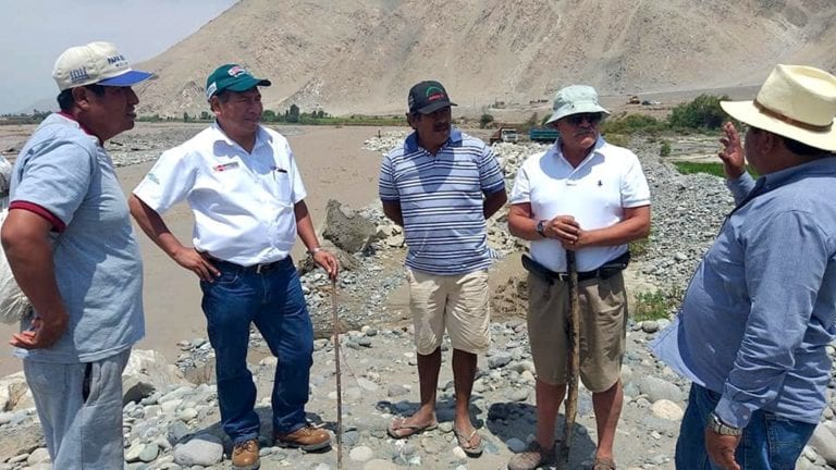 Inspeccionan trabajos de emergencia en el río Tambo