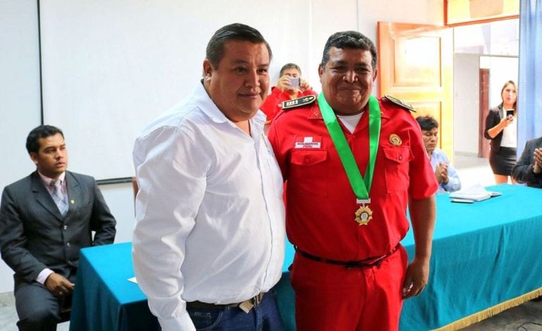 Alcalde Abraham Cárdenas promete bono a los bomberos