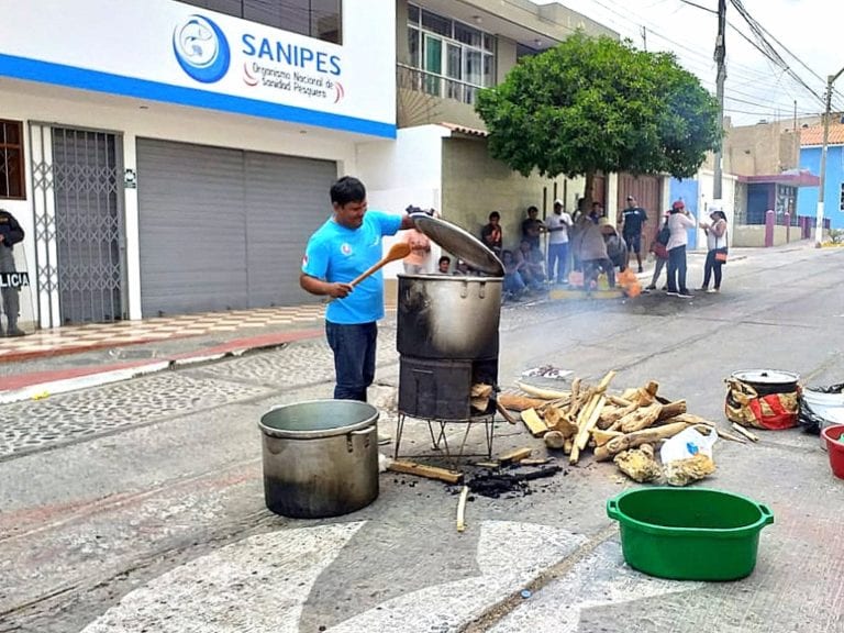 Buzos a pulmón realizan marcha y plantón frente al SANIPES