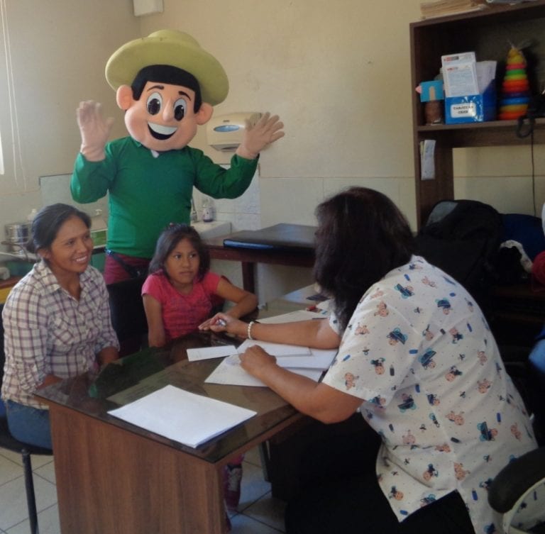Pobladores de La Curva y Deán Valdivia se benefician con campañas médicas