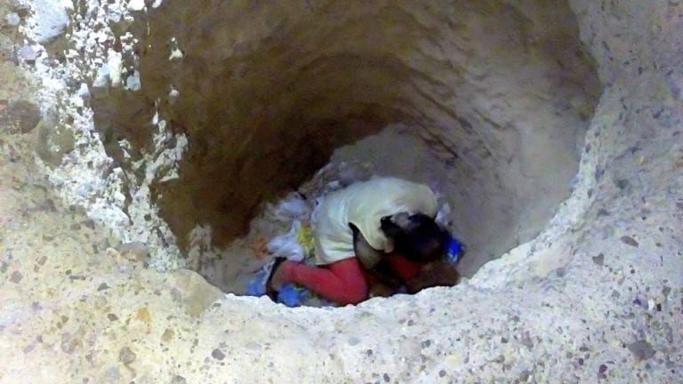 Mujer casi pierde la vida, tras caer a profundo hueco  