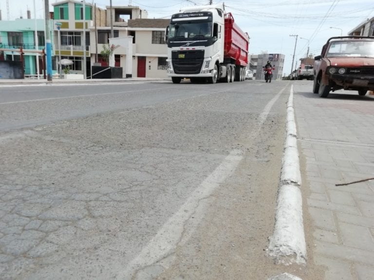 Evidencian deterioro en vías de Deán Valdivia por tránsito pesado