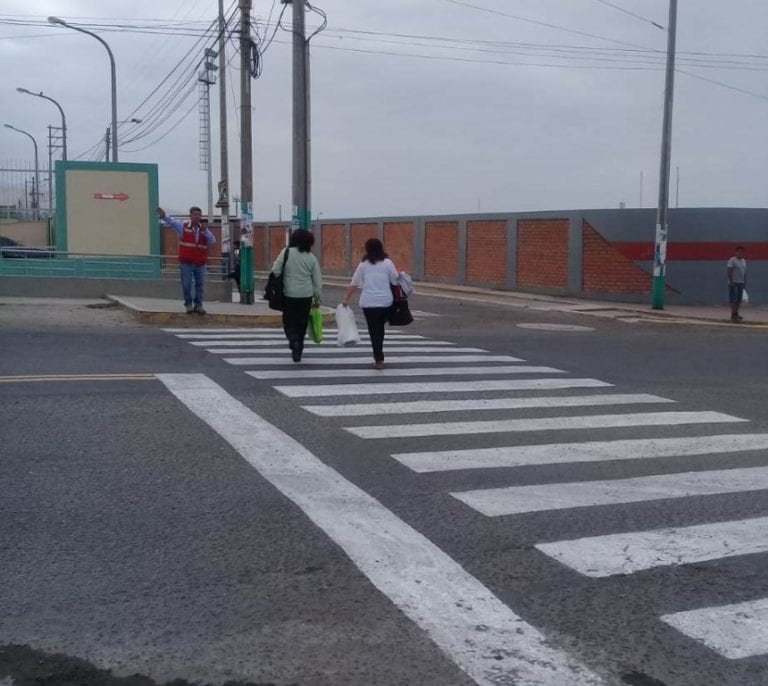 Inspectores de tránsito orientan a estudiantes