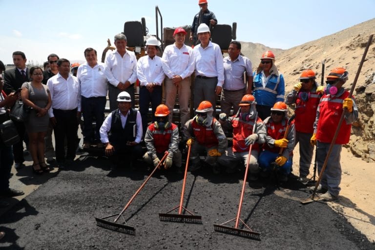 Martin Vizcarra y Zenón Cuevas verificaron el inicio de asfaltado en la vía San Gerónimo – El Algarrobal