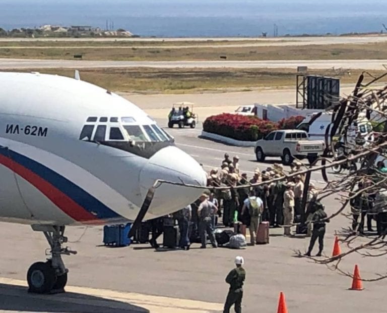Unos cien militares rusos llegaron en dos aviones a Venezuela