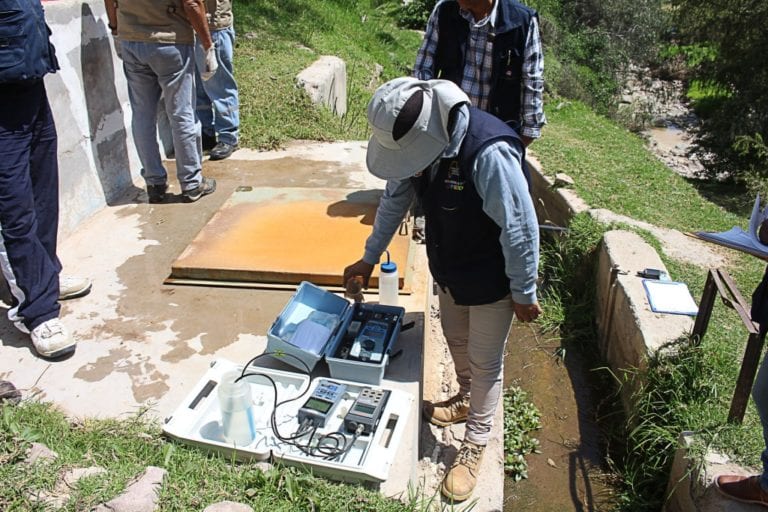 Técnicos de la DIGESA recogen muestras de agua en Torata