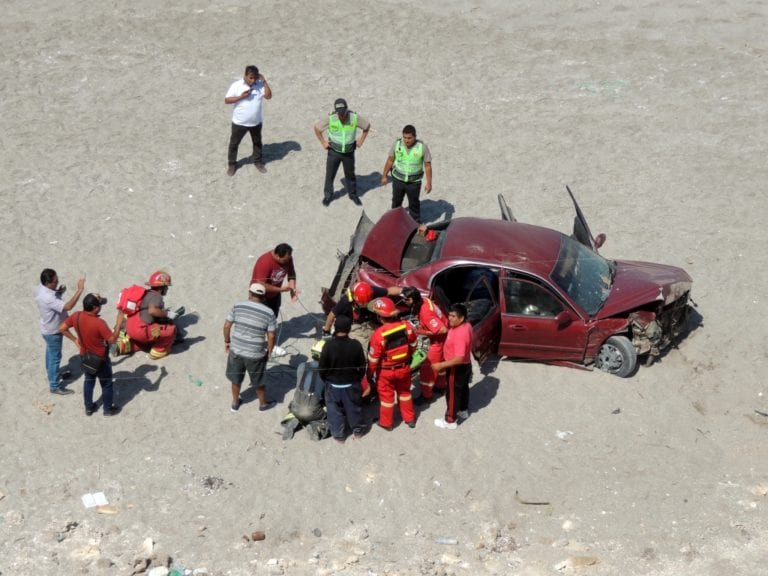 Vehículo cae a acantilado en playa Belén cerca del aeropuerto de Ilo