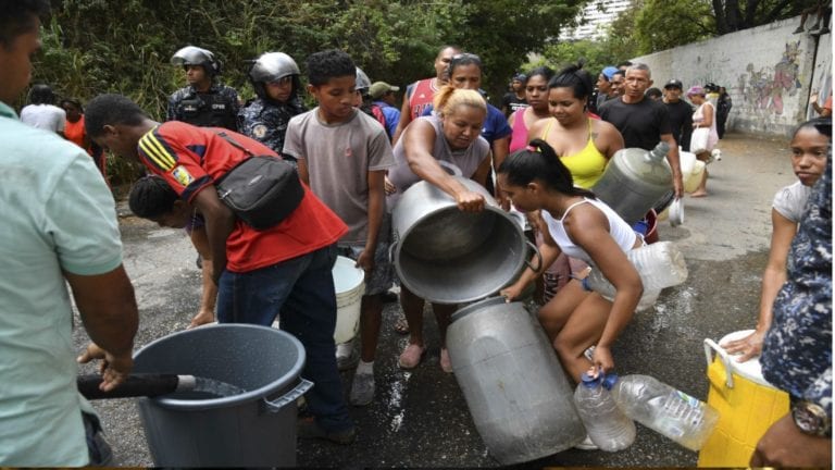 Incertidumbre, falta de agua y de alimentos: así sufre Venezuela tras el peor apagón de su historia