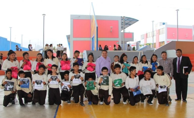 Más de 200 alumnos de la I.E. Mariscal Domingo Nieto recibieron prendas de vestir