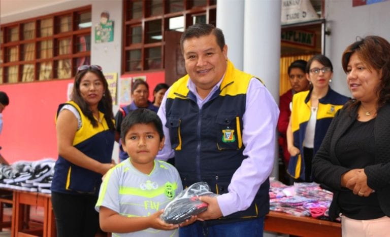 Alcalde Cárdenas entregó prendas de vestir a más de 500 alumnos
