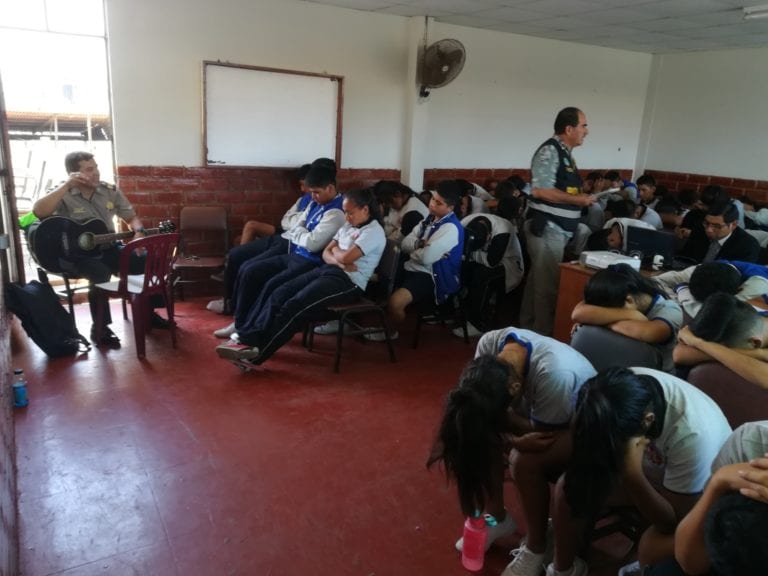 PNP de Mollendo dicta charlas a estudiantes de secundaria