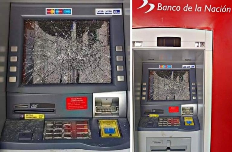 Vándalos destrozan cajero automático del Banco de la Nación