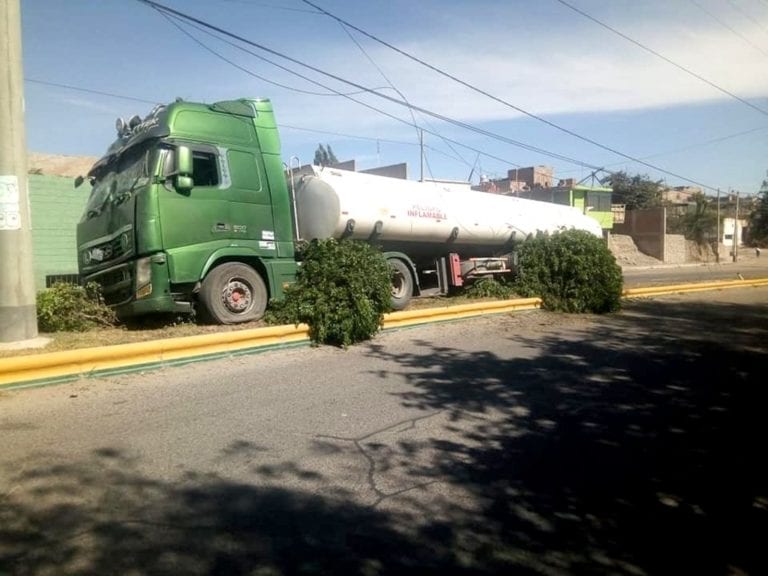 Cisterna boliviano protagoniza choque en avenida de Samegua