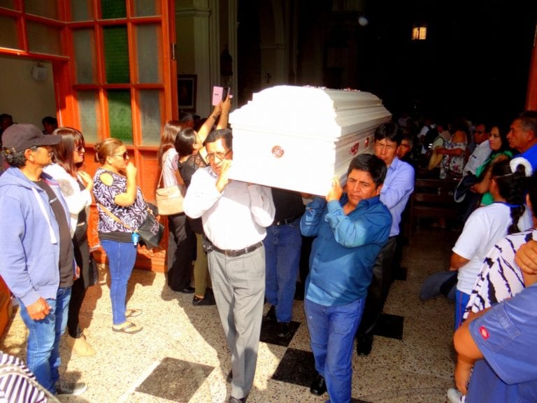 Fue sepultada en Moquegua la profesora Dora Quispe Mamani 