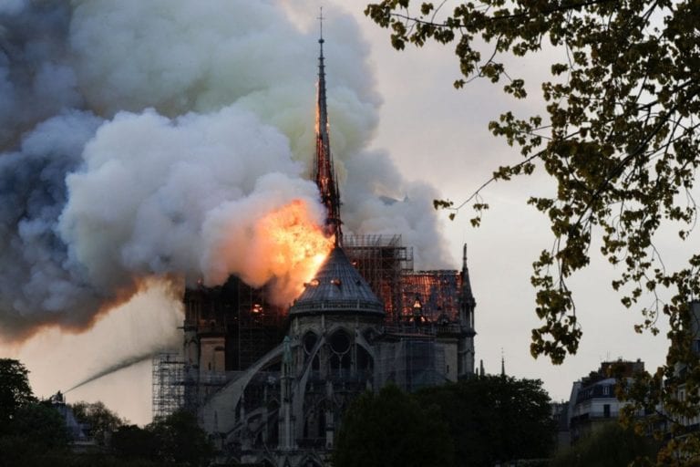 Catedral de Notre Dame de París sufrió un incendio devastador