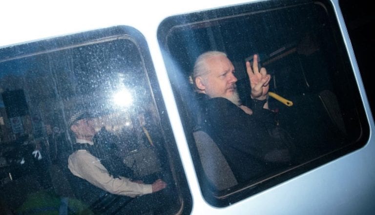 Julian Assange, el fundador de Wikileaks, detenido en Londres tras perder su asilo político