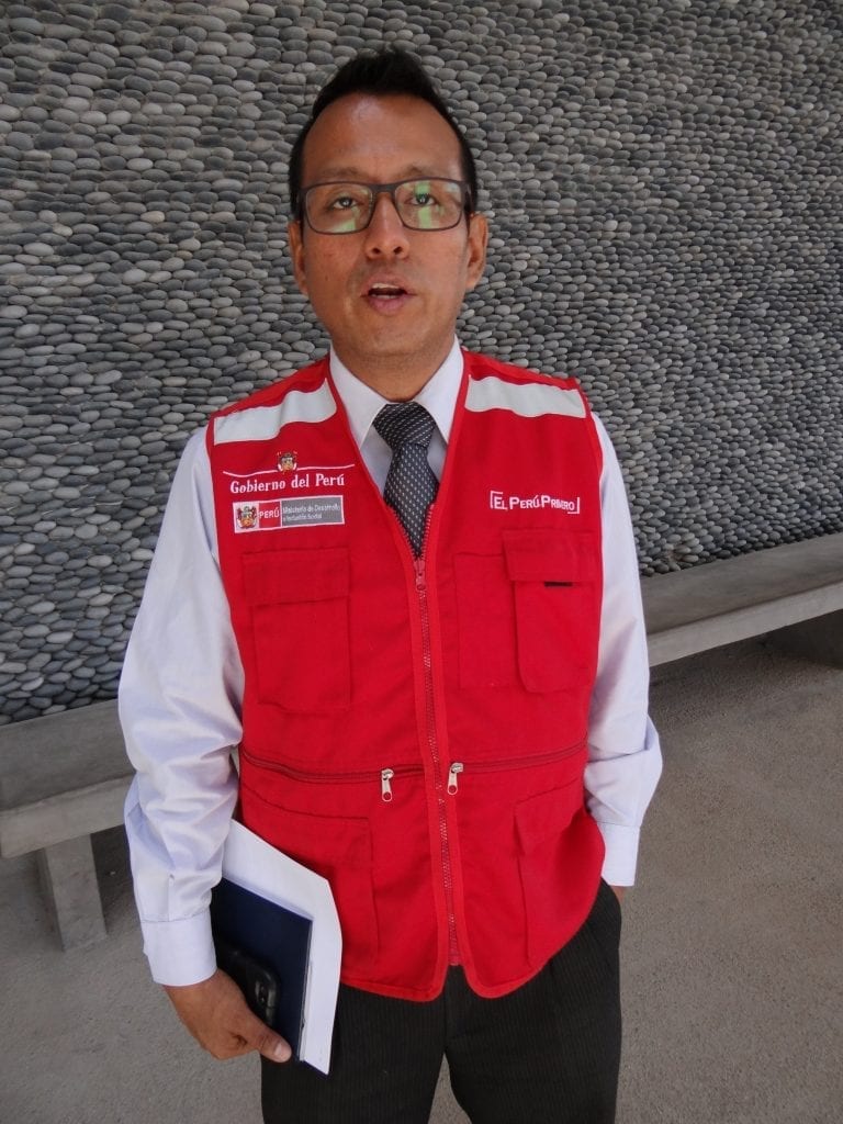 Ciudadanos se aglomeran en el Banco de la Nación