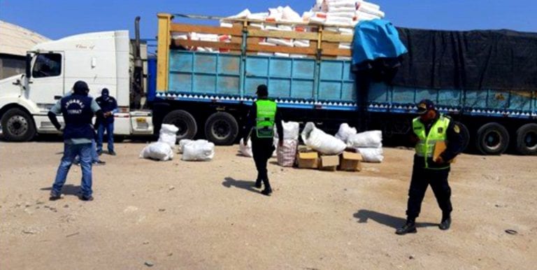 PNP incauta mercadería de contrabando en la costanera cerca de Senasa