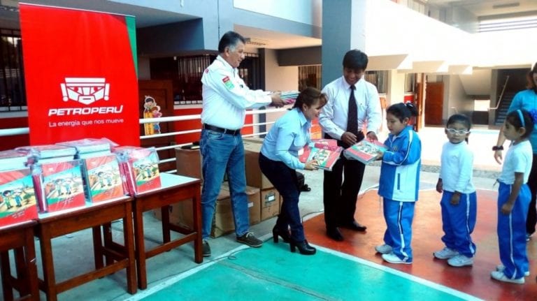 Petroperú entrega útiles escolares a colegios de Ilo