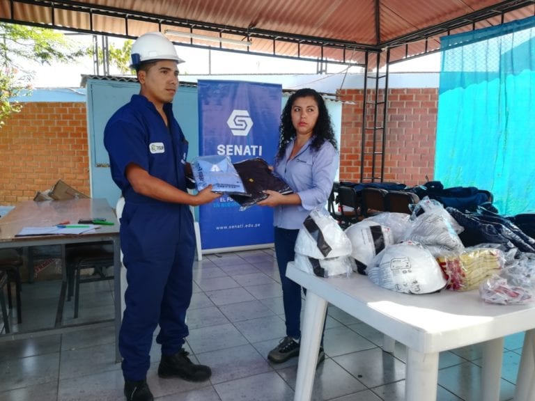 Tisur entrega uniformes a becarios del Senati