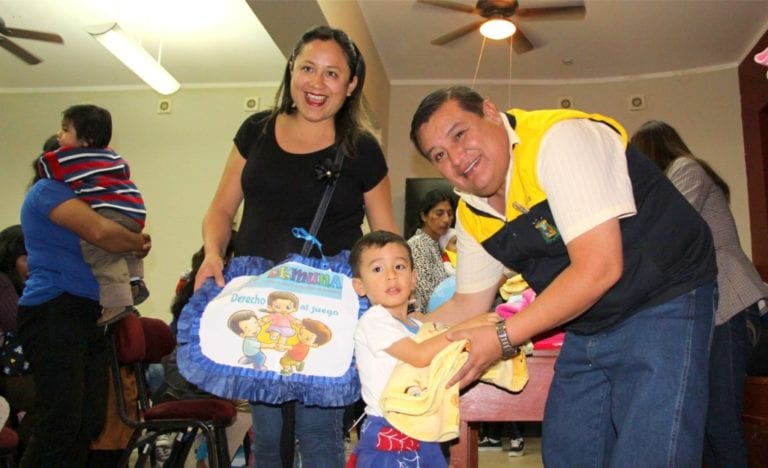 Alcalde provincial entregó colchas a 176 niños y niñas beneficiarias de las ludotecas