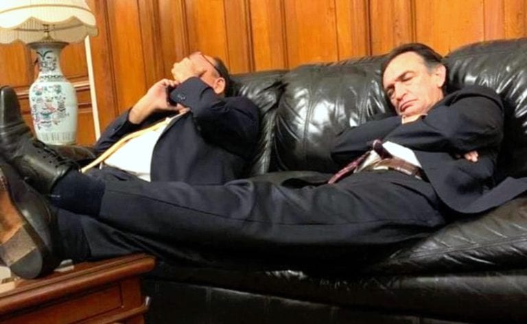 Becerril culpó a un “congresista felón” de filtrar foto en la que se le ve durmiendo en el Congreso