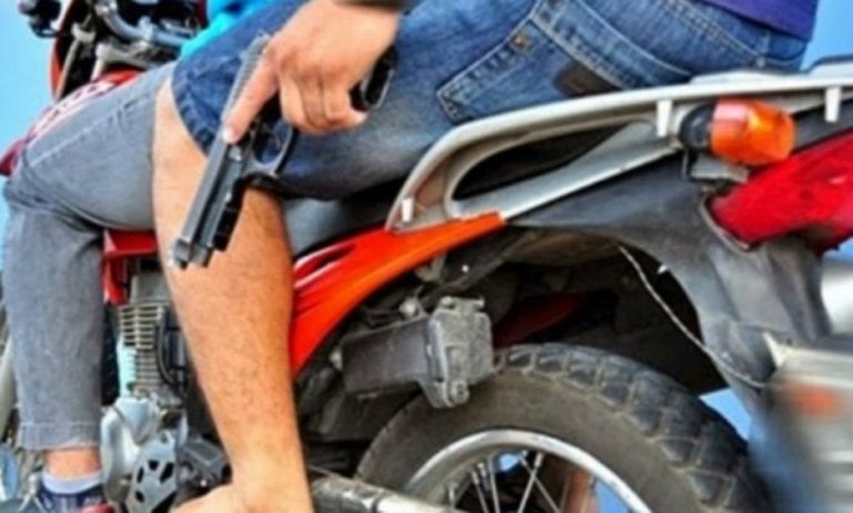 Sujetos a bordo de una motocicleta asaltan a estudiante en el centro de Moquegua  