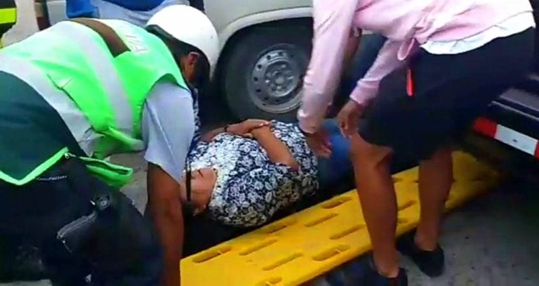 Una mujer resultó herida tras choque entre combi y taxi en Alto Inclán